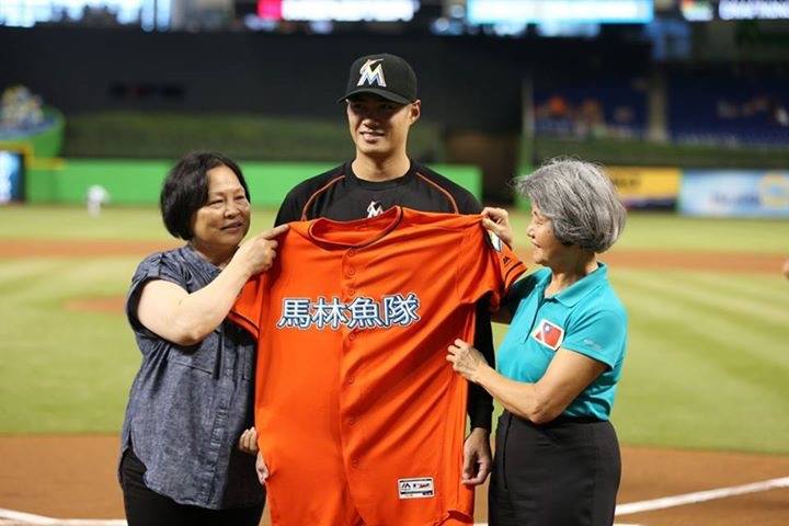 Local Taiwan support - give shirt to Professional Marlin pitcher - Wei-Yin Chen.