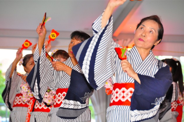 Chitosekai dancers