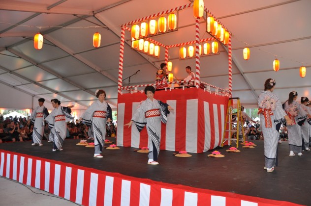 Chitosekai dancers