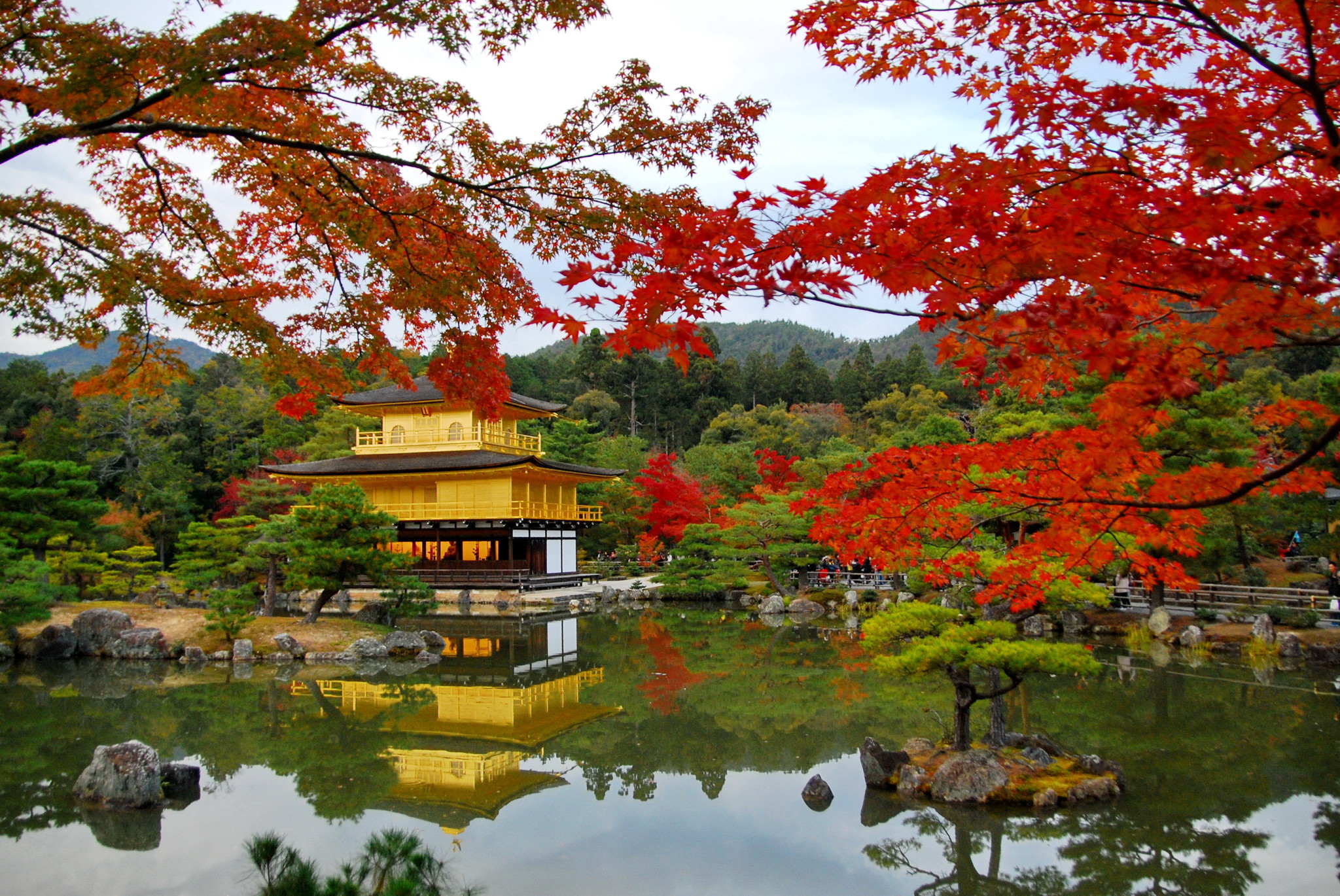 is it better to visit japan in spring or autumn