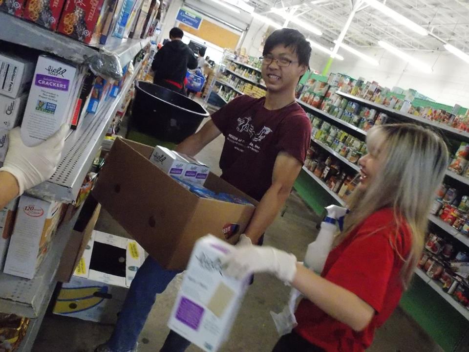 REACH volunteers in the grocery