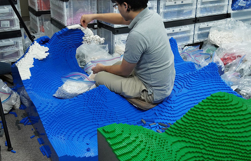 Jumpei Mitsui, un artista ufficiale Lego, ha ricreato La grande onda di  Kanagawa del pittore Hokusai usando 50.000 pezzi Lego e impiegando 400 ore  - Keblog