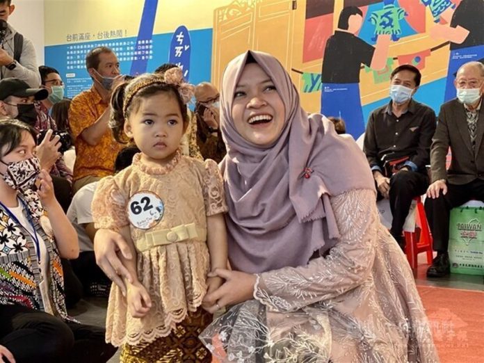 A woman poses for photos next to a young girl during an event to honor Indonesian national heroine Raden Ajeng Kartini on Sunday in Taipei. CNA photo April 11, 2021