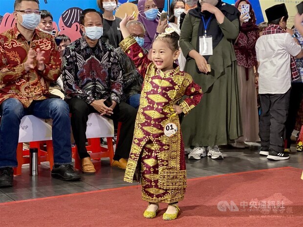 A young girl waves to the audience at 'Kartini Day' in Taiwan. CNA photo April 11, 2021