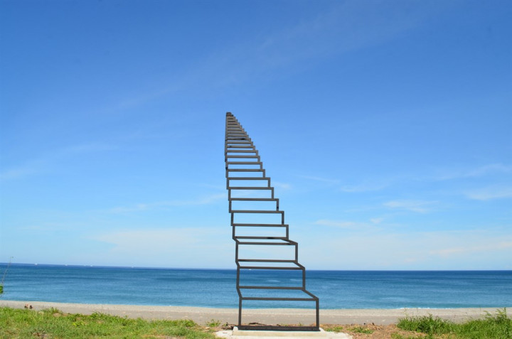 An artwork of a stairway leading to the sky, created by South African Strijdom van der Merwe and Taiwanese Chou Sheng-hsien and displayed in Dawu Township. Photo courtesy of Taitung County government