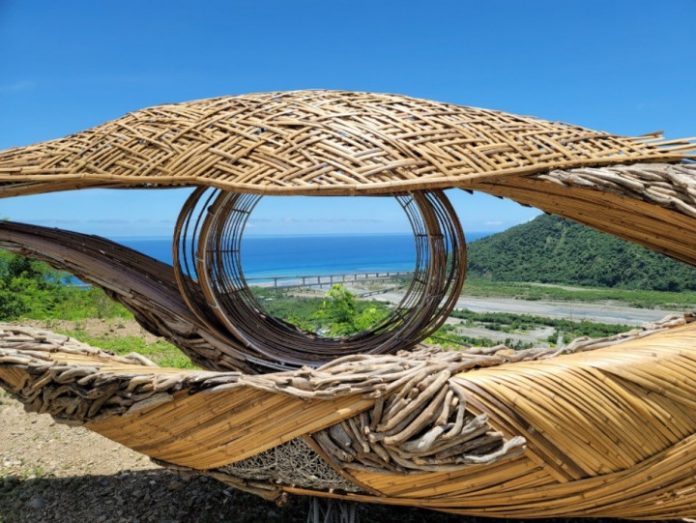 One of the artworks created by local artists Tuwak Tuyaw and Chen Shu-yen, which is displayed in Taimali Township. Photo courtesy of Taitung County government