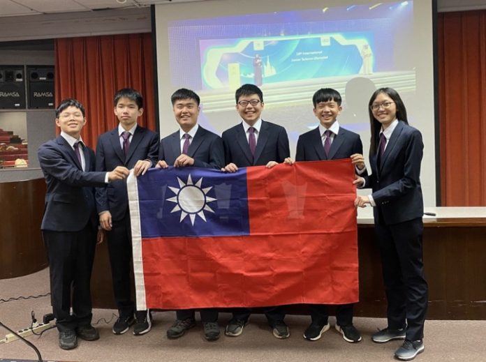 Members of Taiwan's Olympiad team hold the Republic of China (Taiwan) flag.Photo courtesy of the Ministry of Education