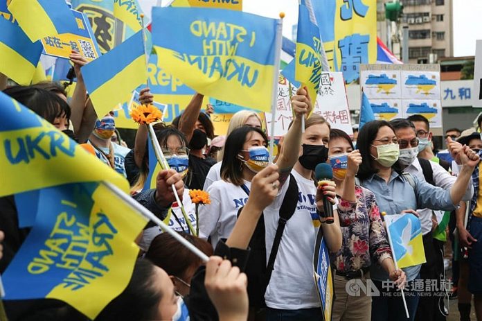 March in downtown Taipei shows solidarity with Ukrainians