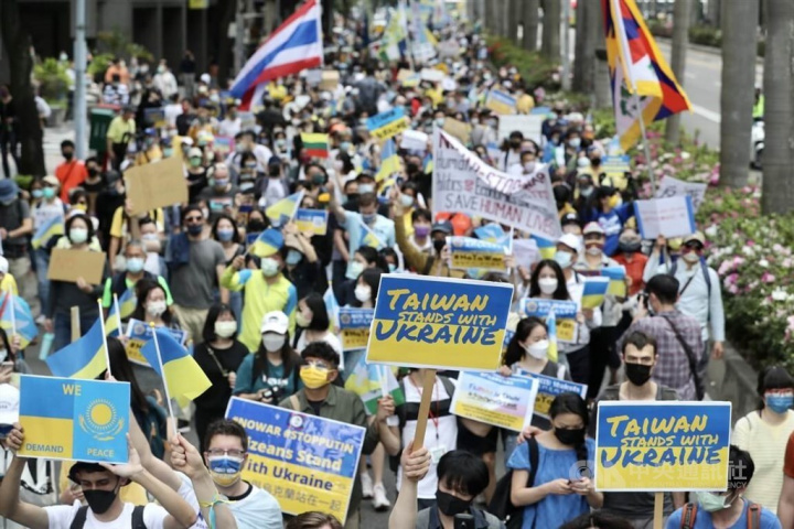 March in downtown Taipei shows solidarity with Ukrainians