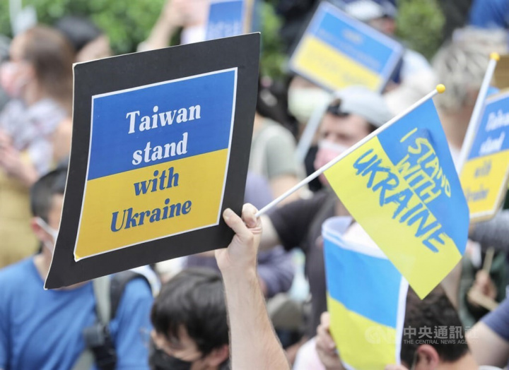 March in downtown Taipei shows solidarity with Ukrainians