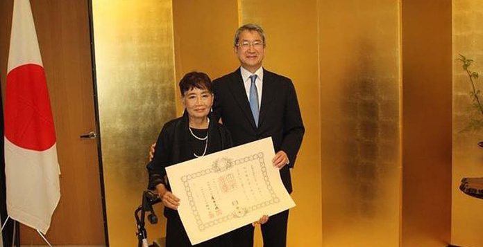 Mrs. Mieko Kubota (left) is conferred the Order of the Rising Sun, Gold and Silver Rays from Consul General of the Consulate-General of Japan in Miami, Kazuhiro Nakai.