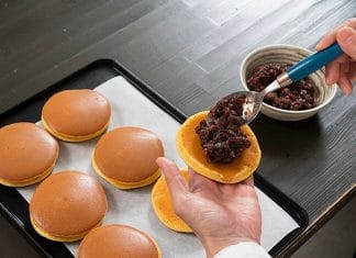 Japanese Street Food – DORAYAKI red-bean pancake Dorayaki