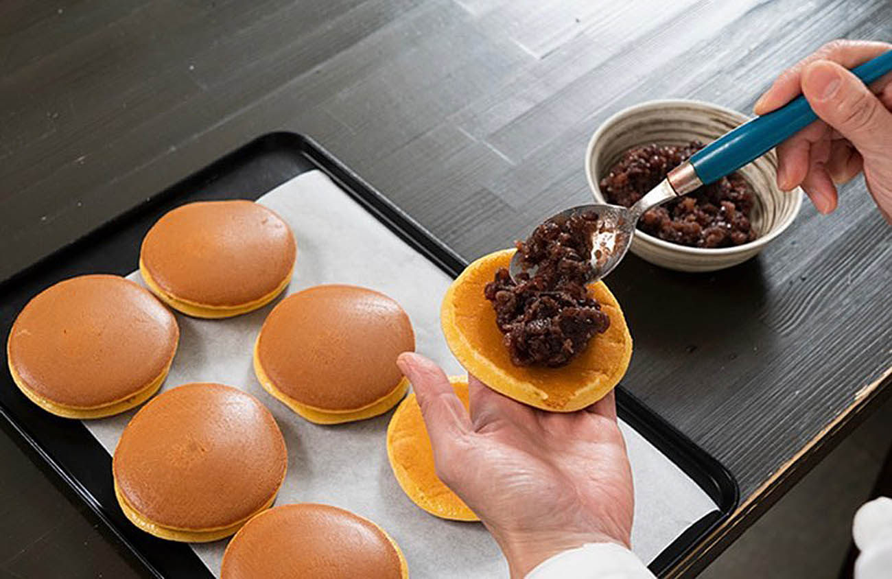 Japanese Street Food DORAYAKI redbean pancake Asia Trend