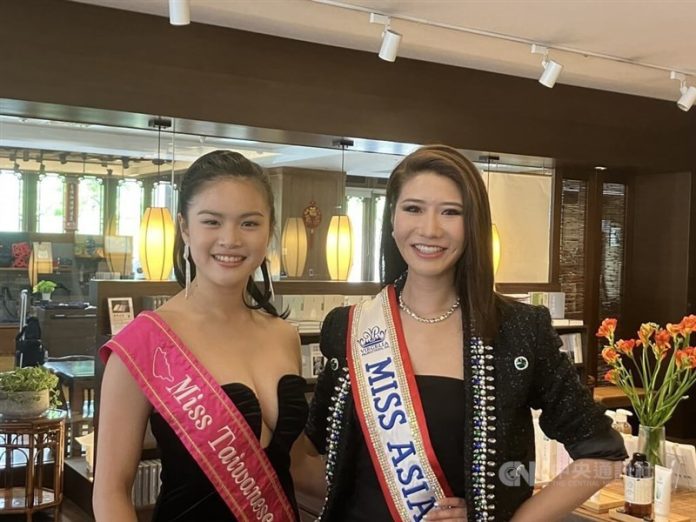 2023 Miss Taiwanese American MimiQ Soong (left) and 2024 Miss Asia USA Tiffany Chang (right) pose for a photo in Taipei on Saturday. CNA Photo