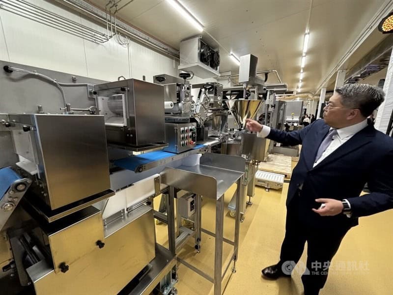 CMF President Sung Tsung-lung shows reporters the automated dumpling production line in Lodz, Poland on Wednesday. CNA photo June 13, 2024 Taiwan frozen dumplings
