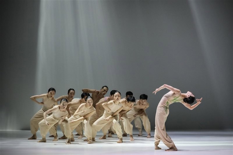 Sounding Light Photo by Kim Lee, courtesy of Cloud Gate Dance Theatre Cloud Gate Dance Theatre