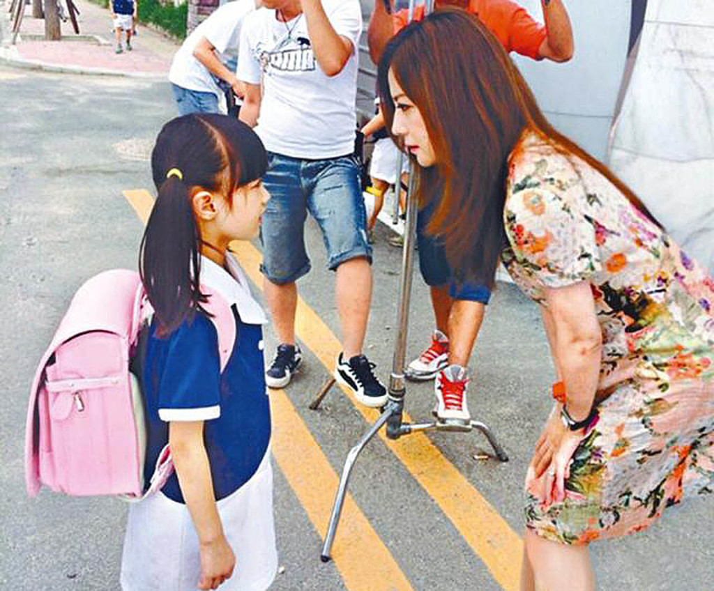 A TV drama starring Zhao Wei (inset, right), which showed a little girl using a Japanese schoolbag, has set off a new shopping craze among Chinese tourists in Japan.