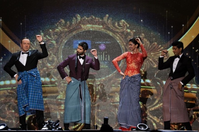 Kevin Spacey, Shahid Kapoor, Deepika Padukone and Farhan Aktar Lungi Dance