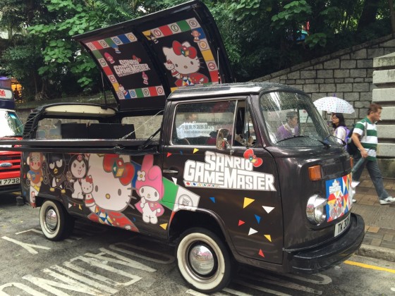 Sanrio Game Master Roving Car awaits you on the Street. There have a mini game and the limited edition Sanrio Game Master fan as the mini present for you.
