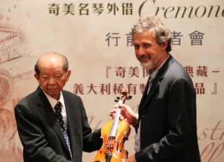Taiwanese collection of priceless violins to make a homage visit to Cremona, Italy Wen-Long Hsu presents a violin to Carlo Chiesa.